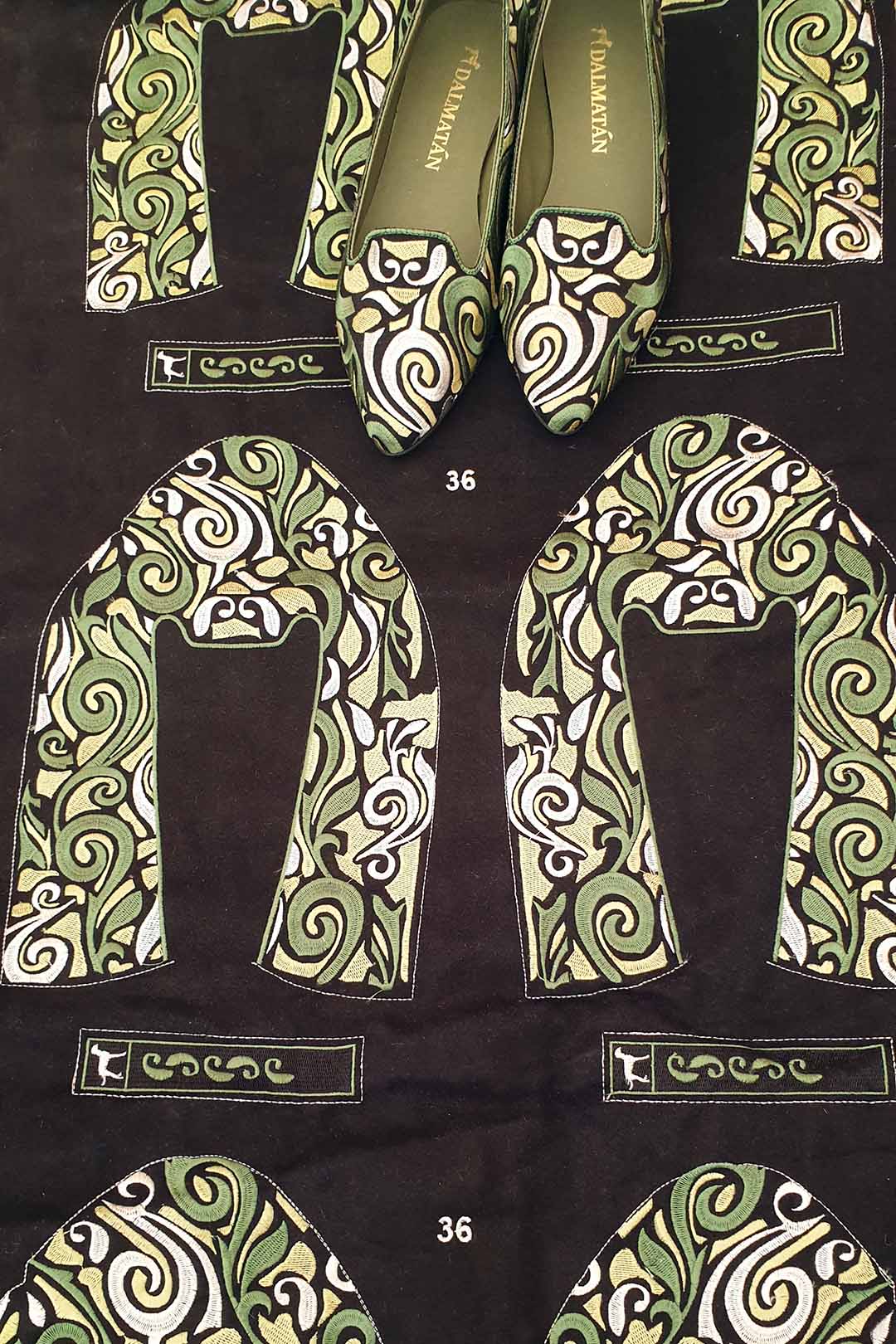 Dalmatan_zapatos_bordados_verdes_comodos_originales