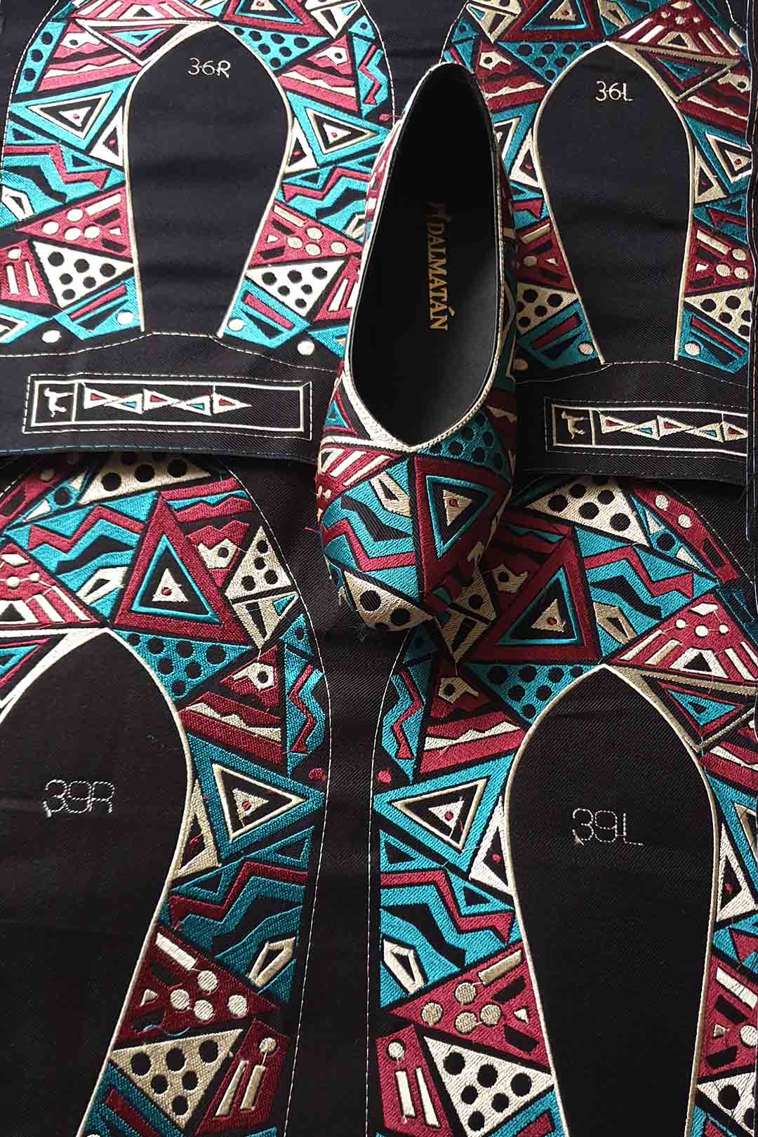 Menfis_granate_zapatos_dalmatan_bordados