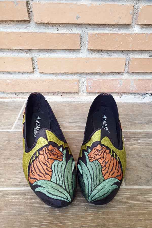 slippers-bordados-selva-dalmatanes-zapatos-mujer-zapatos dalmatán
