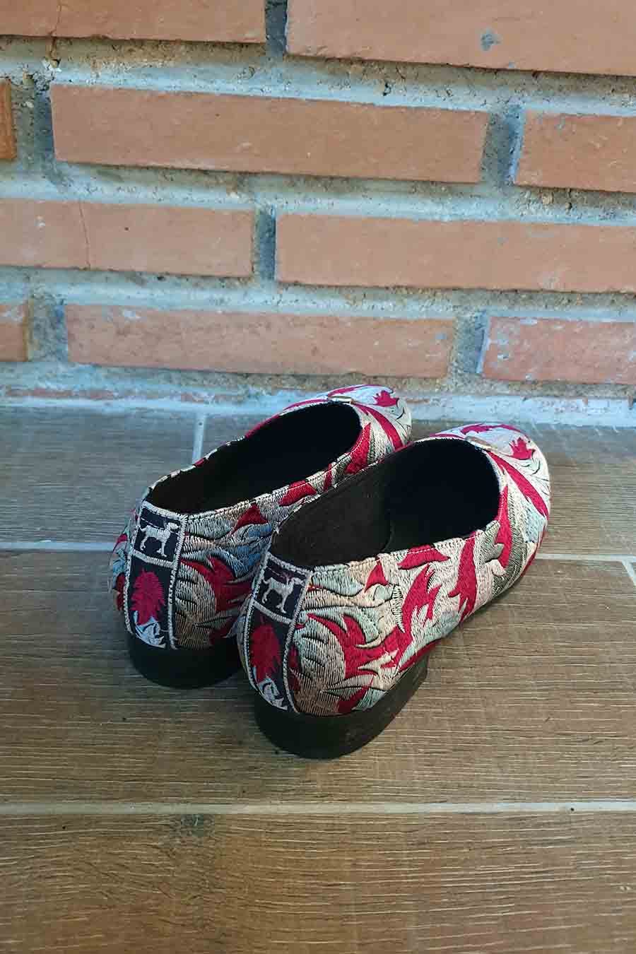zapato-bordado-dalmatan-adorno-comodo-made_spain