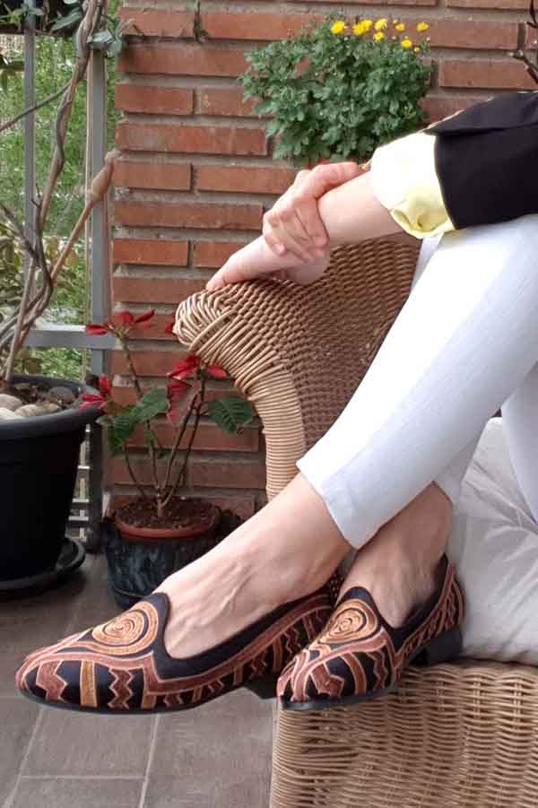 zapato-plano-mujer-bordado-negro-marron-dalmatan-zapatos dalmatán