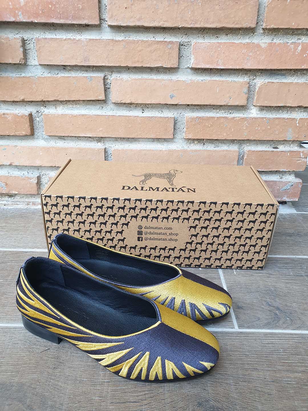 zapato-bordado-mujer-dalmatán-plano-comodo-diseño-manoletina