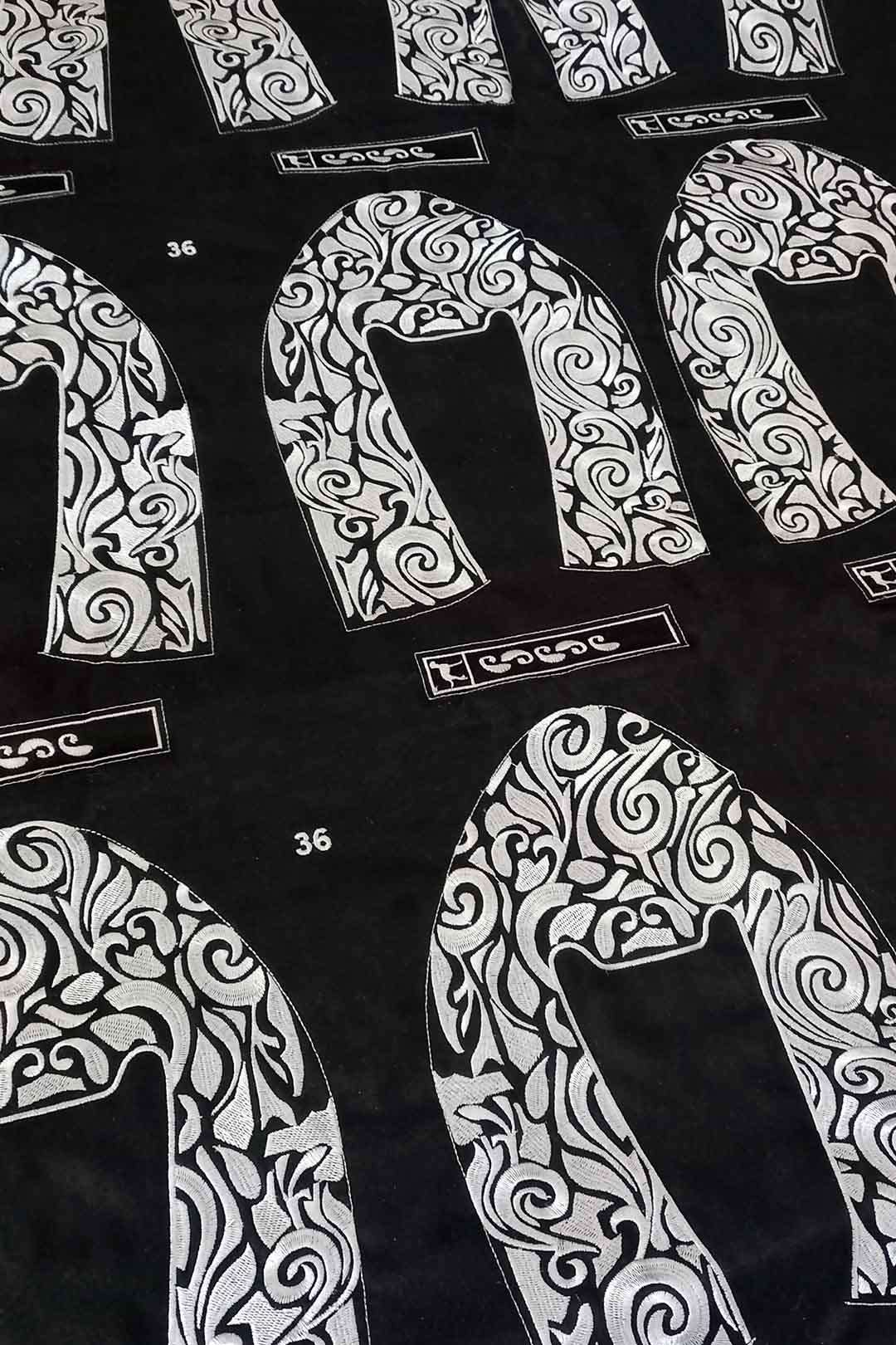 zapatos_bordados_dalmatan_slippers_gris