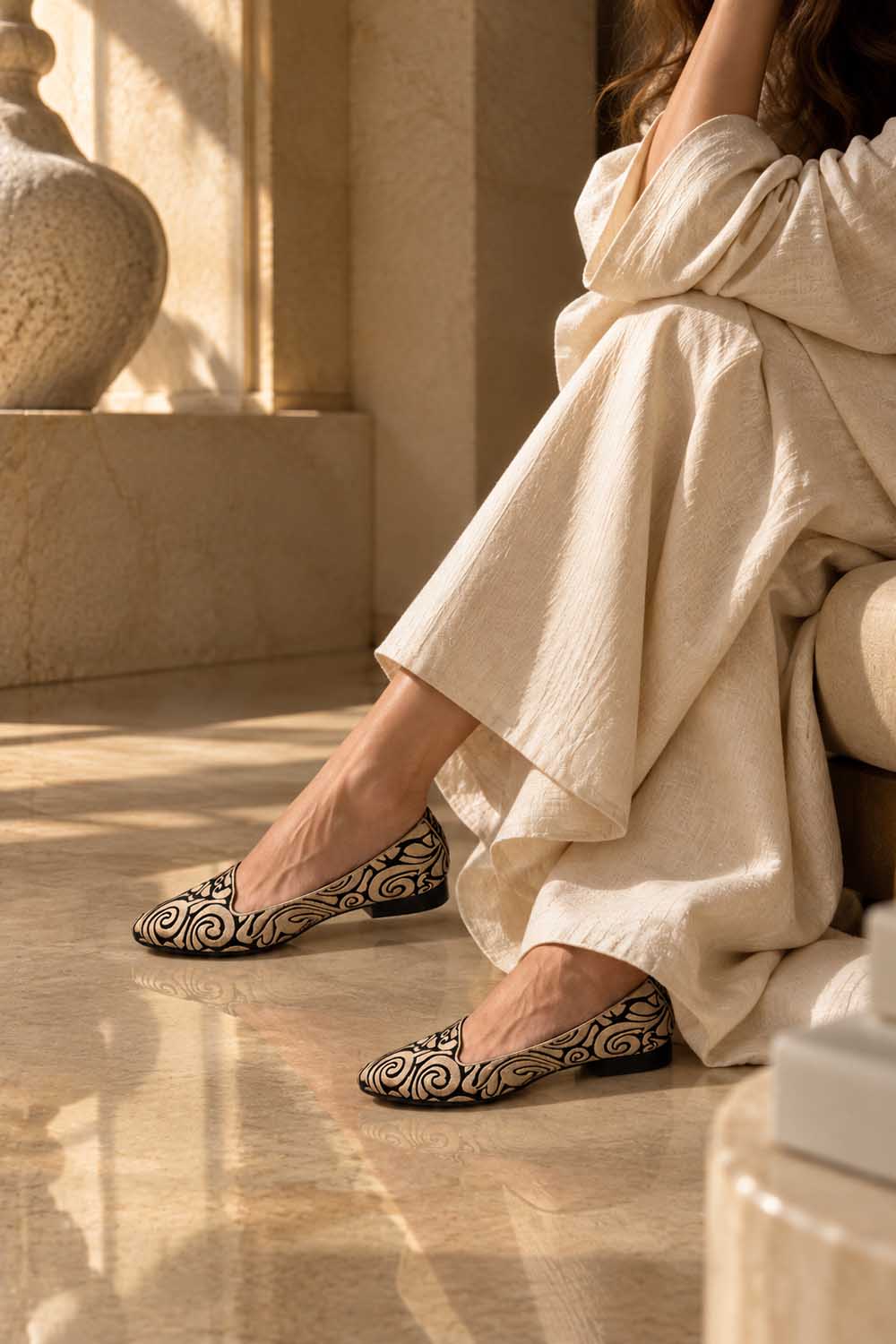 Zapatos_bordados_dalmatan_beige_tela_bailarina_diseno_elegante