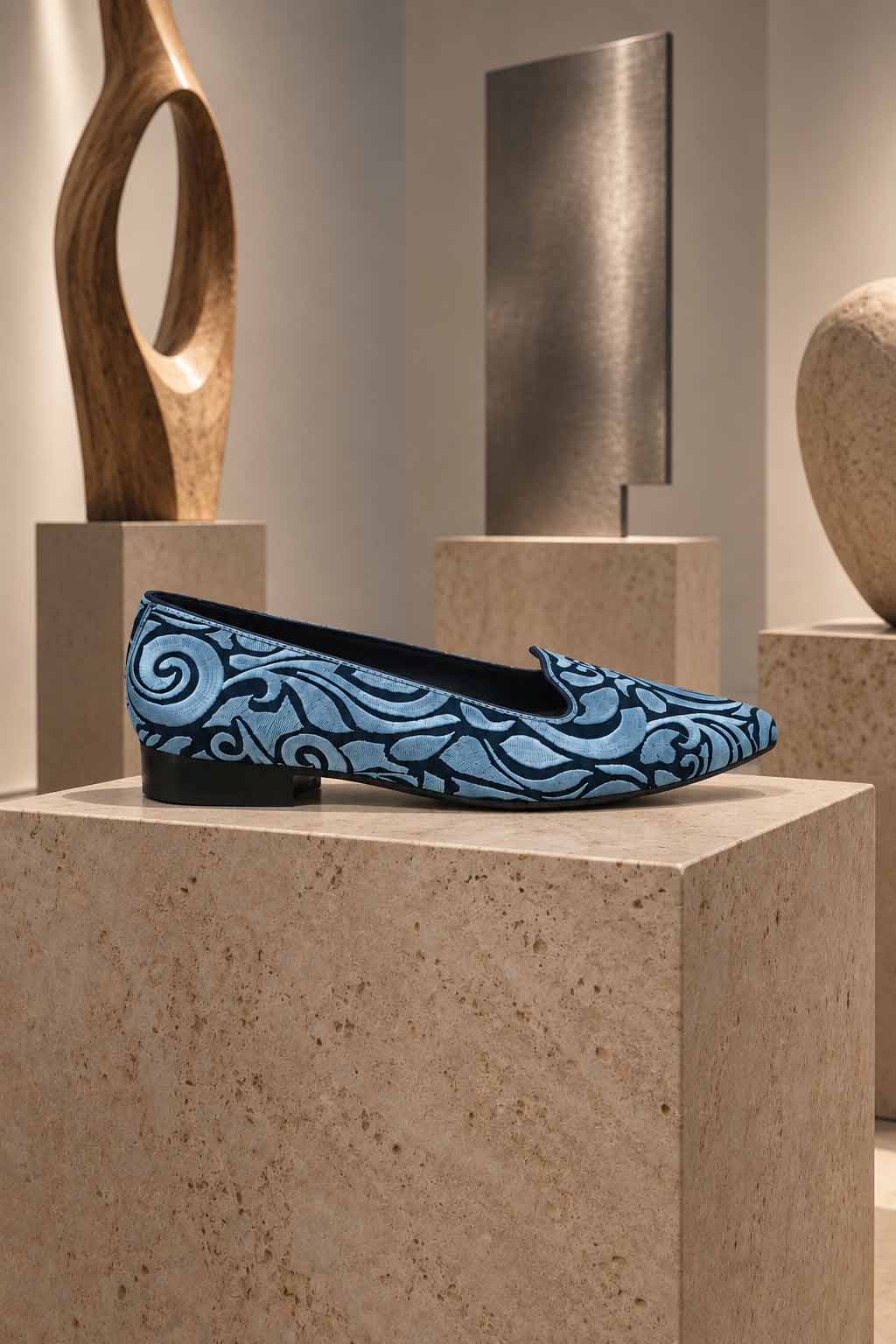 Zapatos_dalmatan_bordados_azules_color_vaquero_elegantes_madeinSpain