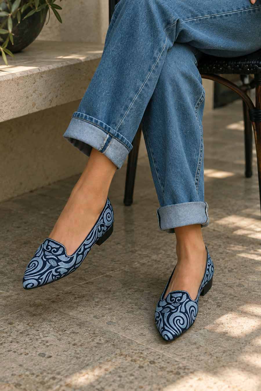 Zapatos_dalmatan_bordados_azules_color_vaqueros_originales_comodos_madeinSpain