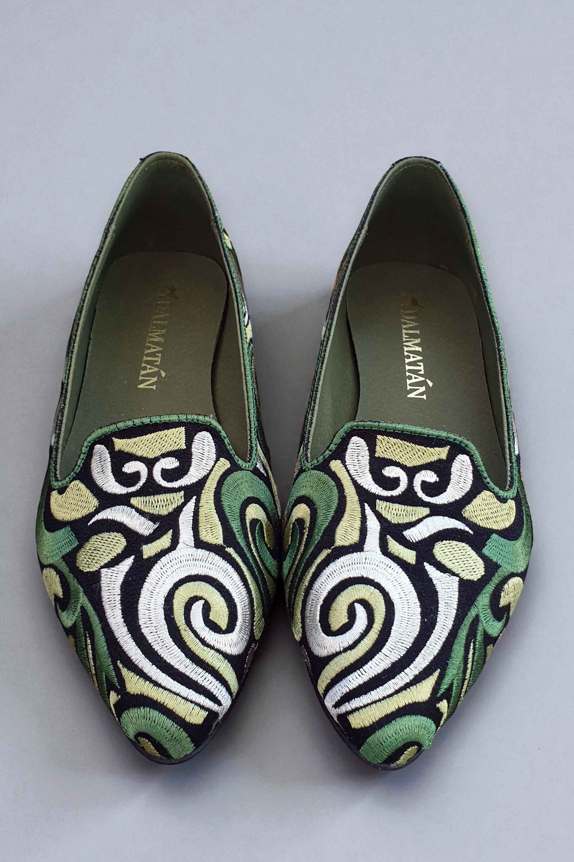 zapato_bordado_dalmatan_verde_milan_diseno_taconplano