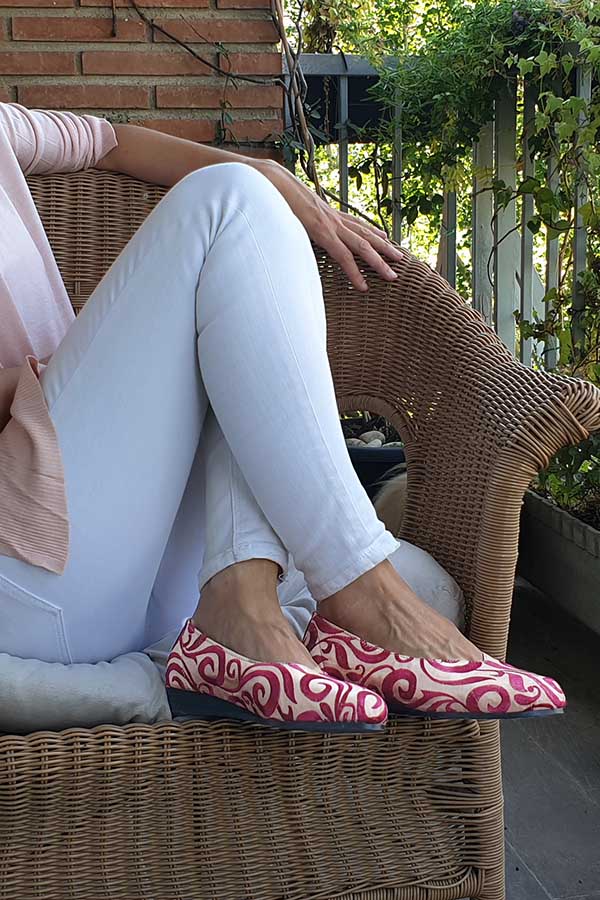 zapatos-bordados-mujer-dalmatan-olas-rosas-beige-zapatos dalmatán