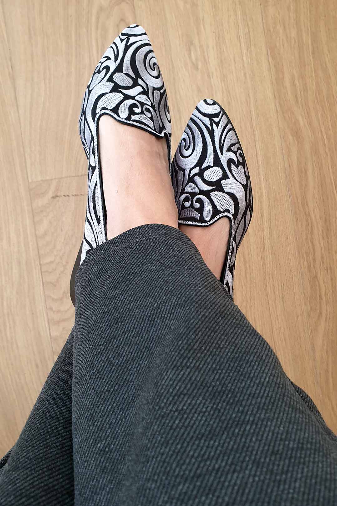 zapatos_bordados_dalmatan_gris_mujer_slippers