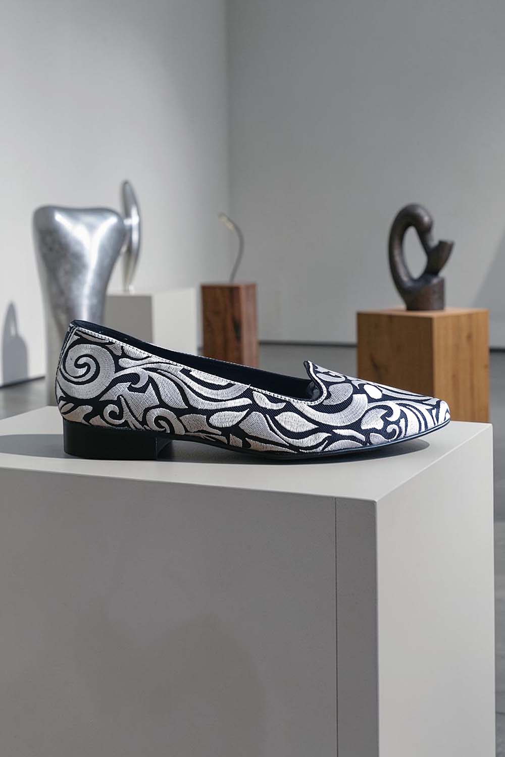 zapatos_bordados_dalmatan_plateados_elegantes_comodos_grises_madeinSpain
