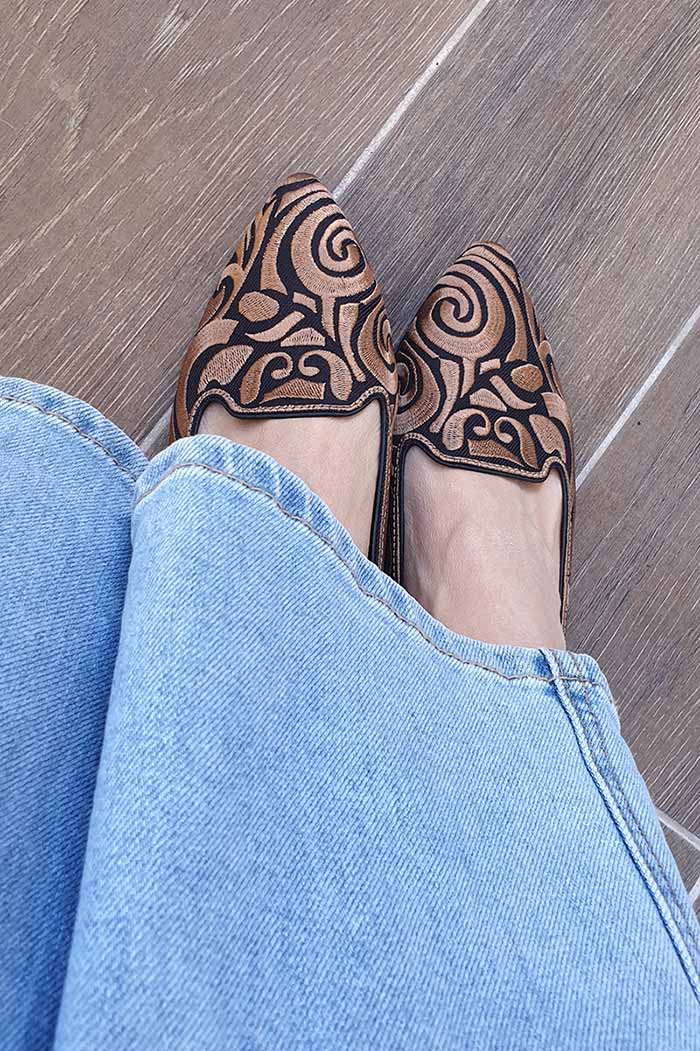 zapatos_dalmatan_bordados_slippers_punta_originales_comodos_marron
