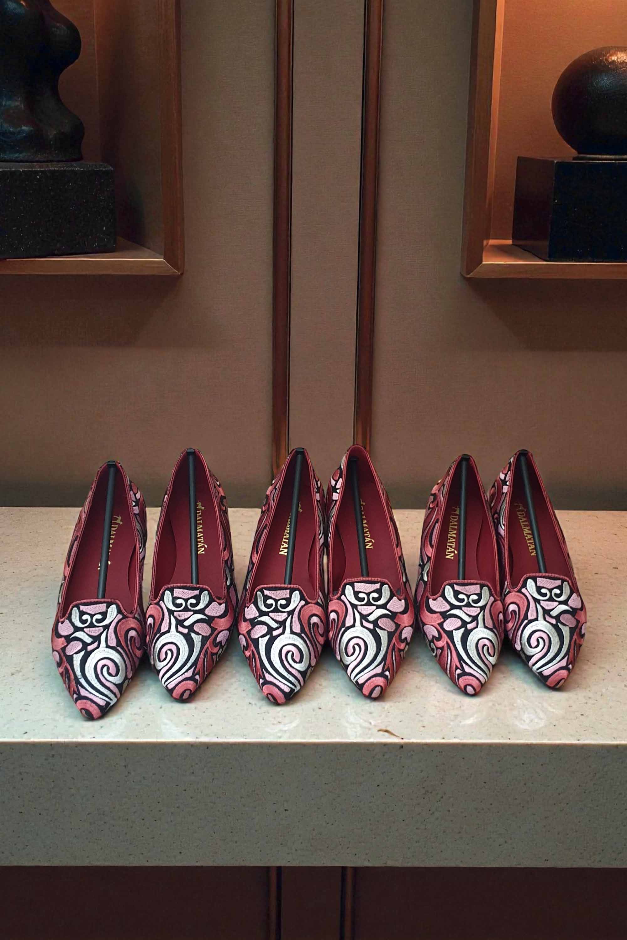 zapatos_dalmatan_milan_rosas_bordados_mujer_elegantes